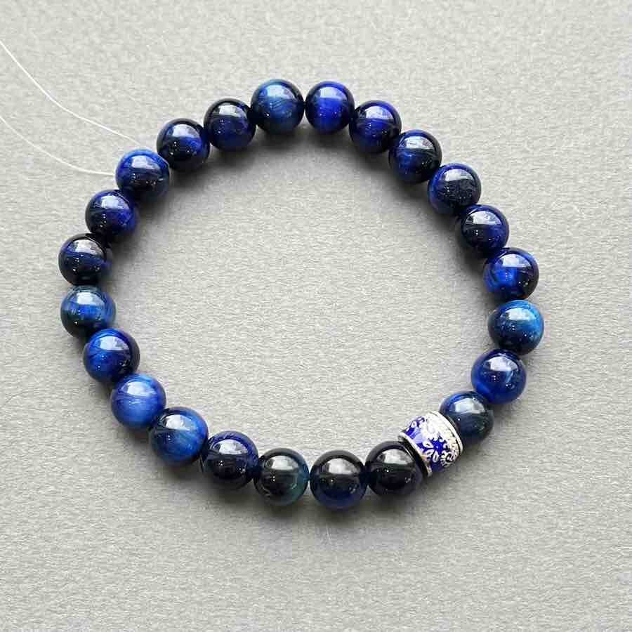 Купить Браслет из тигрового глаза "Кобальт" с бусиной из серебра (12237)