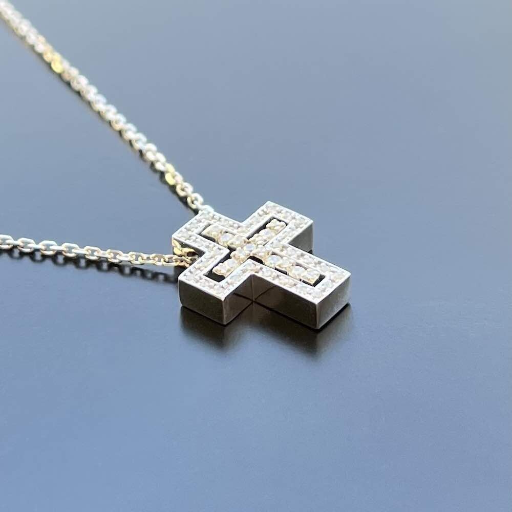 Купить Крест из белого золота "Спаси и Сохрани" с бриллиантами на цепочке (41428)