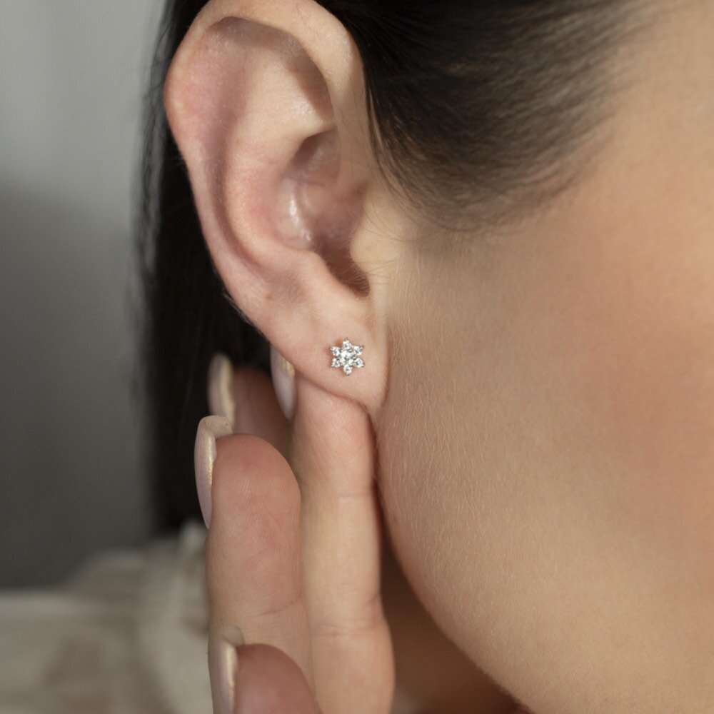 Купить Пусеты из серебра "Цветы" с фианитами (72202)