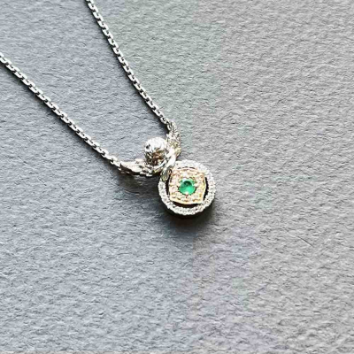 картинка Образ из белого золота "Ангелок" с изумрудом бриллиантами на цепочке (51052) 