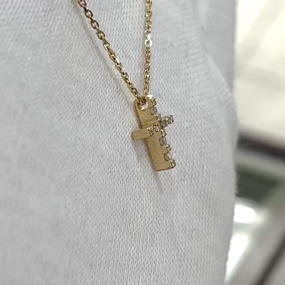 Купить Крест из желтого золота "Спаси и Сохрани" с бриллиантами на цепочке (41427)