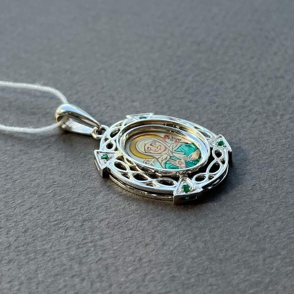 Купить Образ из белого золота "Святая Матрона Московская" с изумрудами (51112)