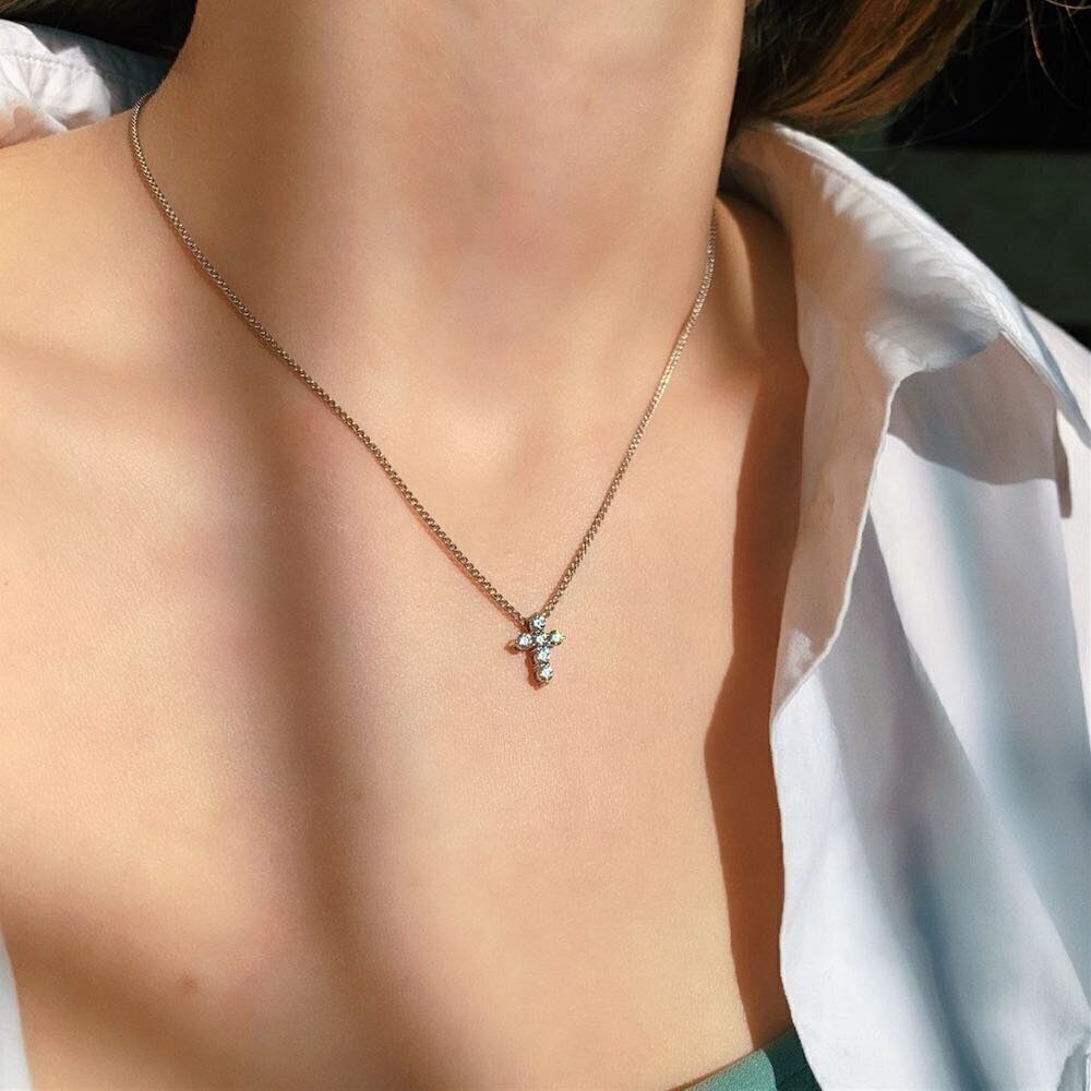 Купить Крест из серебра с фианитами на цепочке (42988)