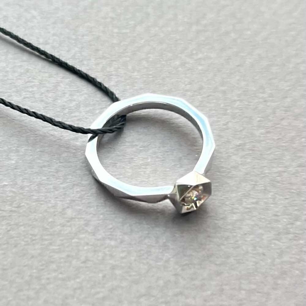 Купить Кольцо из белого золота с бриллиантами (31050)