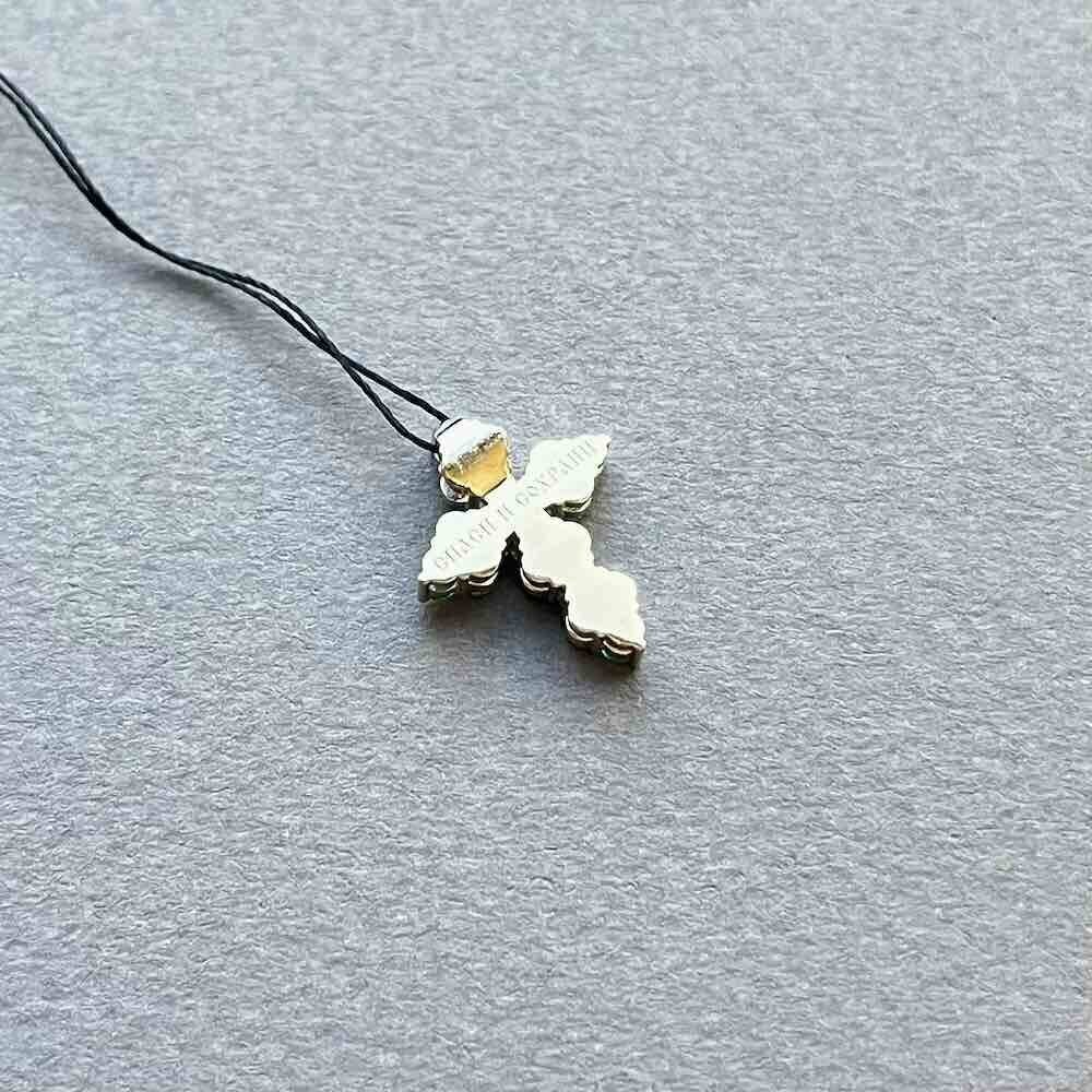 Купить Крест из белого золота "Спаси и Сохрани" с изумрудами (41122)