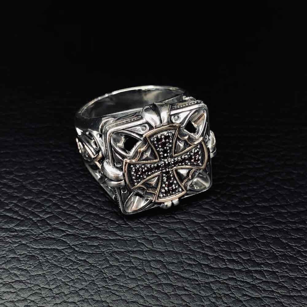 Купить Кольцо из серебра "Спаситель" с гранатом (32224)