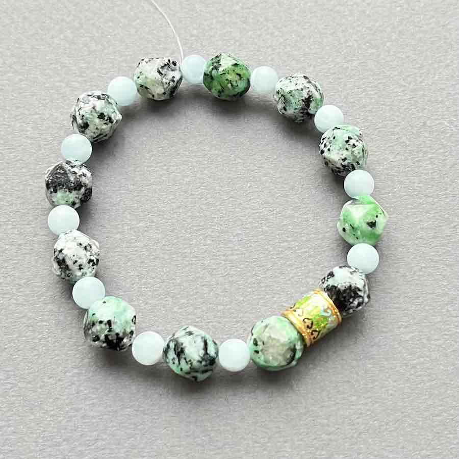 Купить Браслет из яшмы и аквамарина "Горский" с бусиной из серебра (12235)