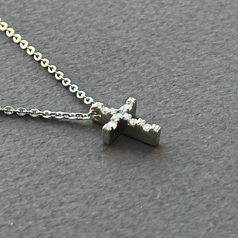 Купить Крест из белого золота "Спаси и Сохрани" с бриллиантами на цепочке (41580)