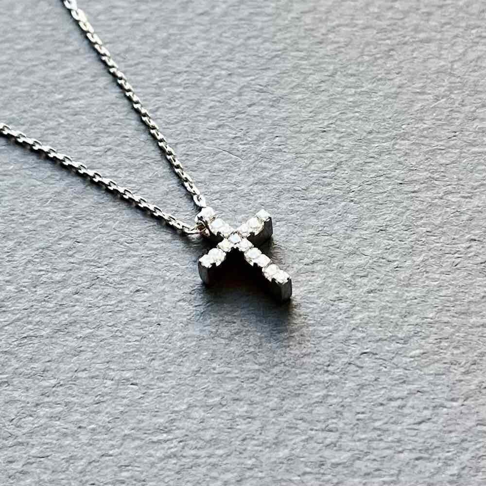 Купить Крест из белого золота "Спаси и Сохрани" с бриллиантами на цепочке (41299)