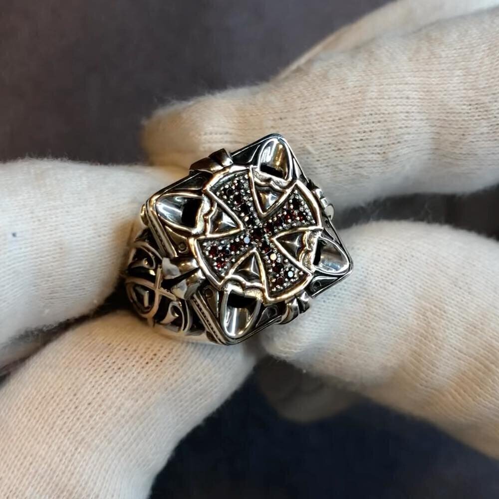 Купить Кольцо из серебра "Спаситель" с гранатом (32224)