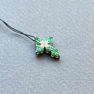 картинка Крест из белого золота "Спаси и Сохрани" с изумрудами (41122) 