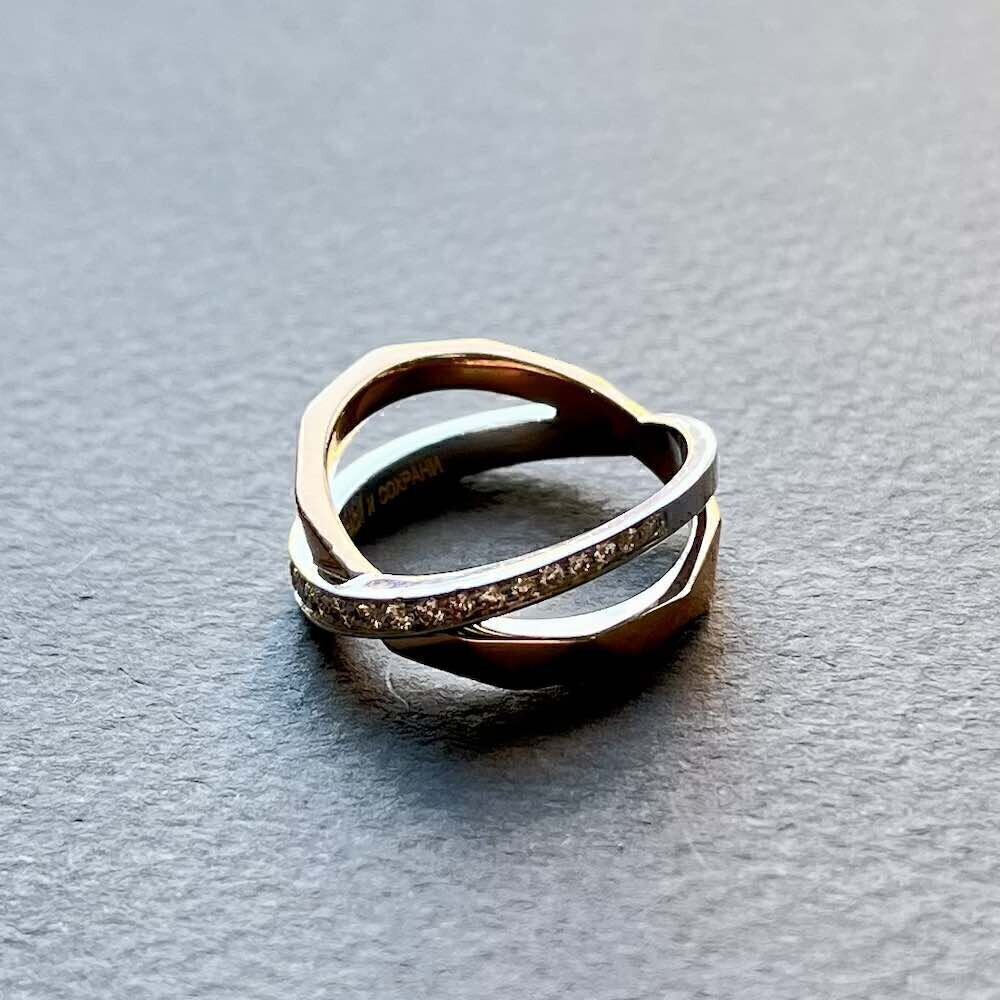 Купить Кольцо из белого и желтого золота "Спаси и Сохрани" с бриллиантами (31071)