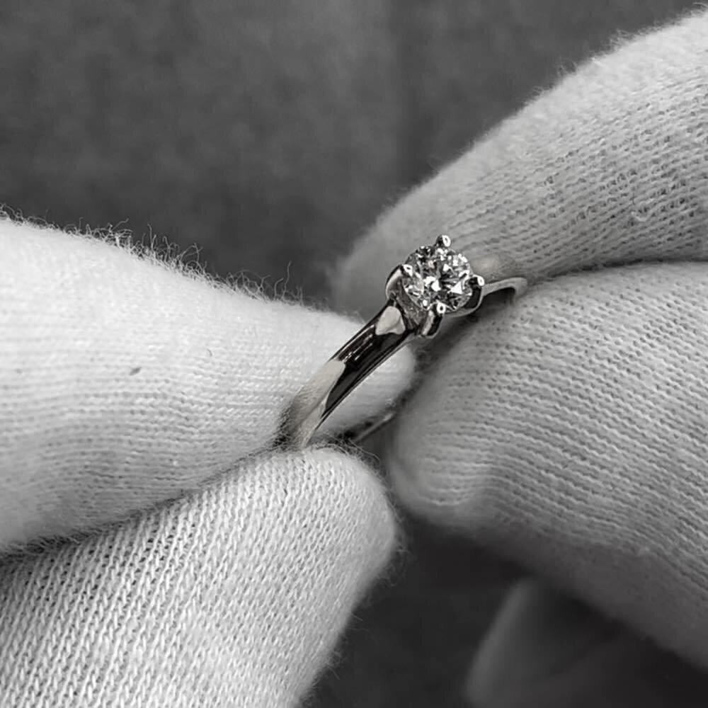 Купить Кольцо из белого золота "Спаси и Сохрани" с бриллиантом (31004)