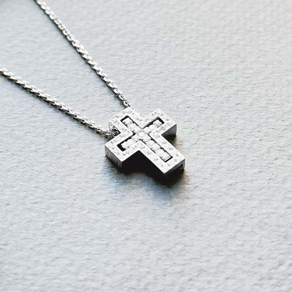 Купить Крест из белого золота "Спаси и Сохрани" с бриллиантами на цепочке (41428)