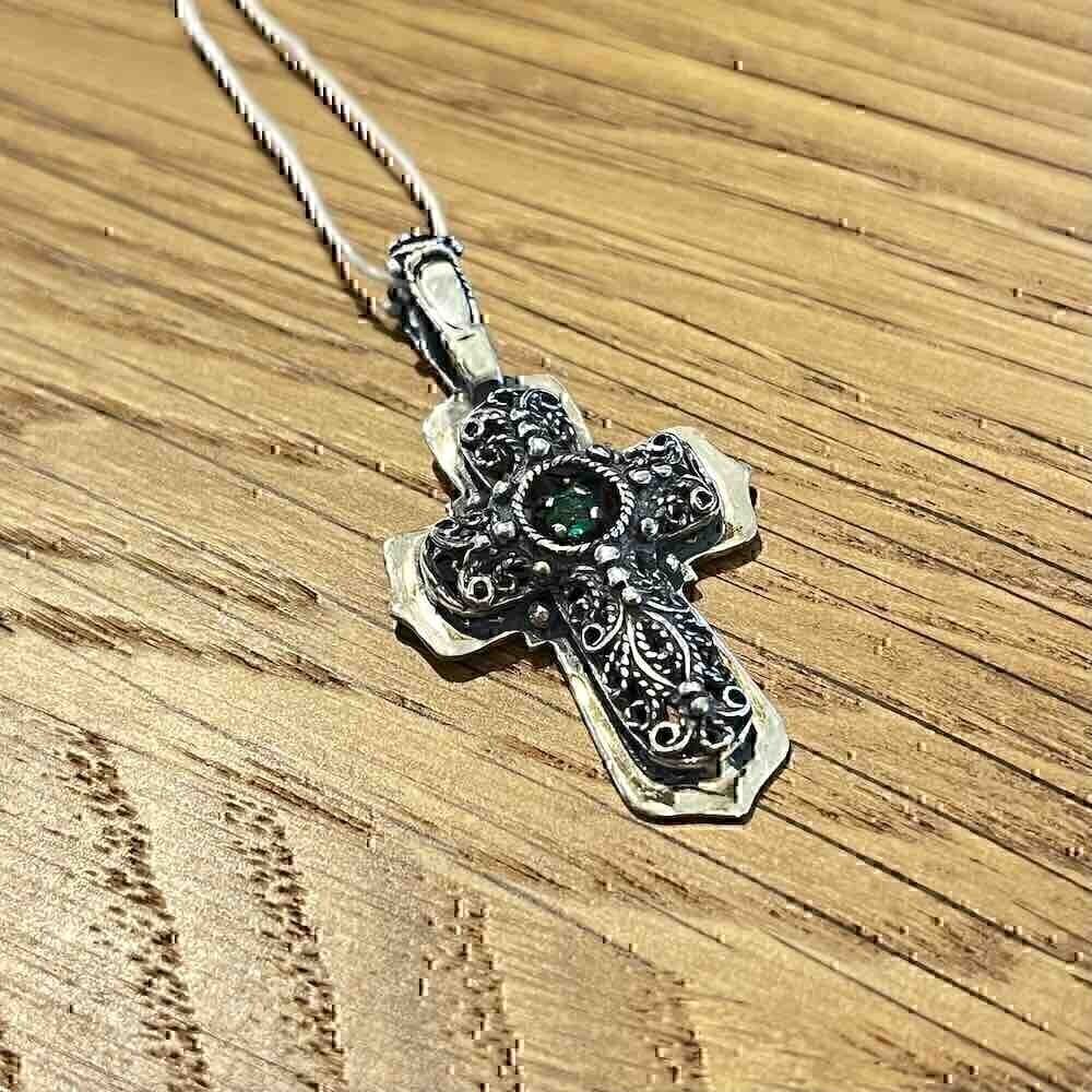 Купить Крест из серебра с изумрудом (97082)