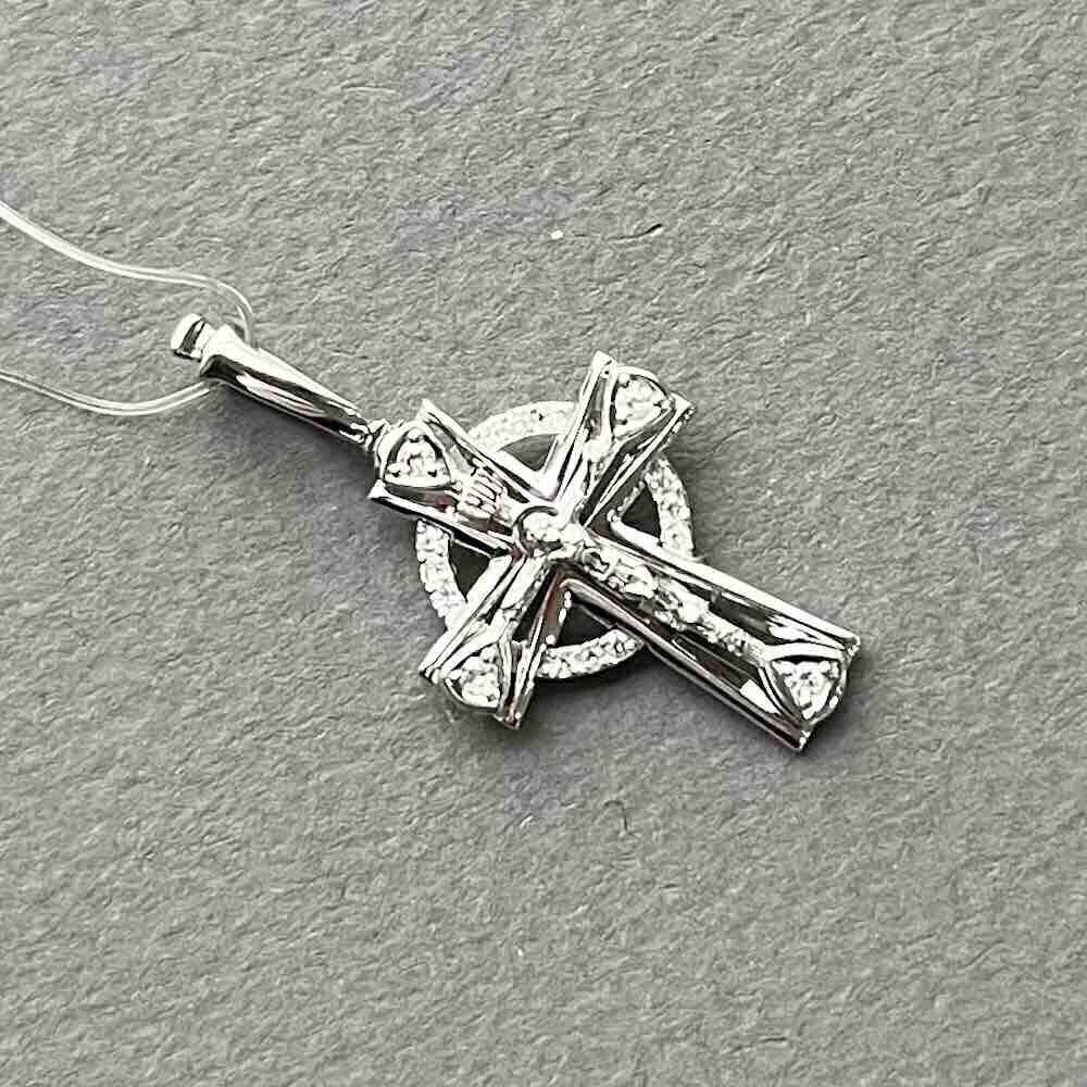 Купить Крест из белого золота "Спаси и Сохрани" с бриллиантами (41538)