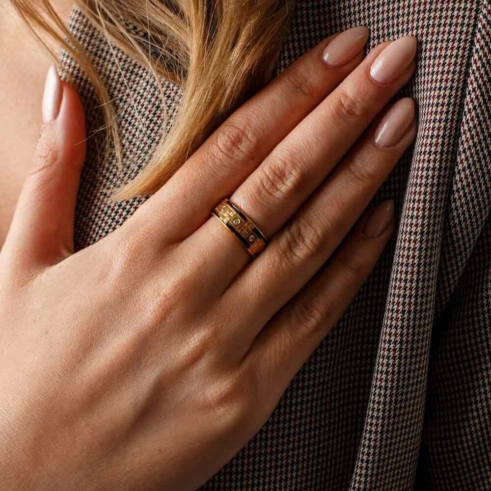 Купить Кольцо из серебра "Молитва кресту" с фианитами (32323)