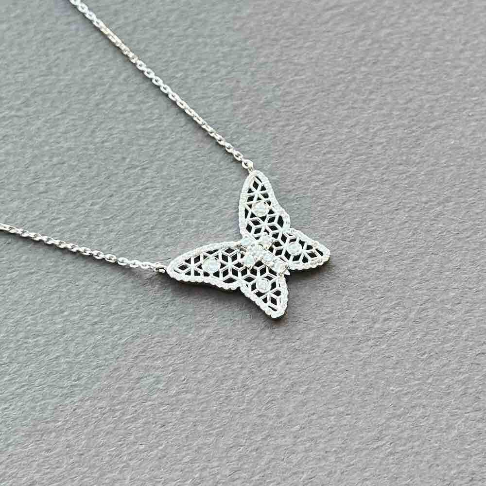 Купить Подвеска из белого золота "Бабочка" с бриллиантами на цепочке (51108)