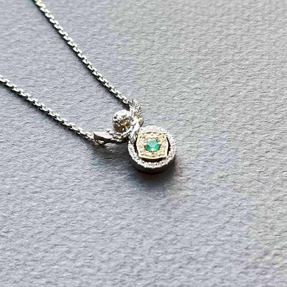 Купить Образ из белого золота "Ангелок" с изумрудом бриллиантами на цепочке (51052)