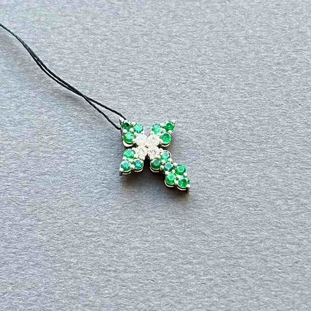 Купить Крест из белого золота "Спаси и Сохрани" с изумрудами (41122)