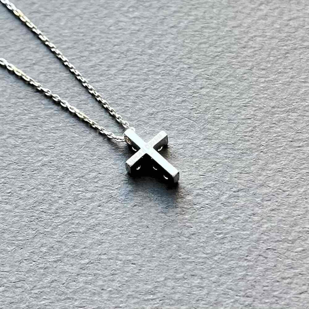 Купить Крест из белого золота "Спаси и Сохрани" с бриллиантами на цепочке (41299)