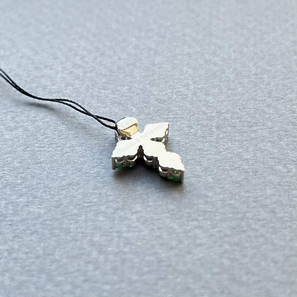 Купить Крест из белого золота "Спаси и Сохрани" с изумрудами (41122)