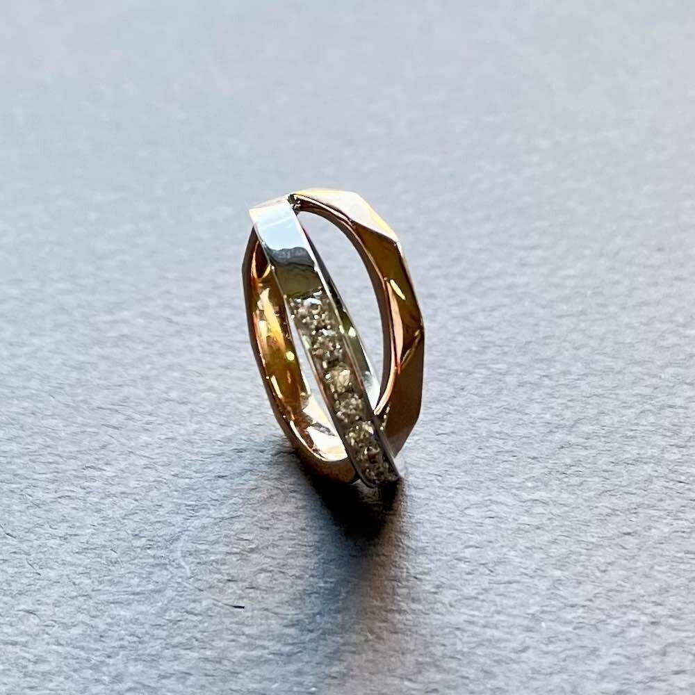 Купить Кольцо из белого и желтого золота "Спаси и Сохрани" с бриллиантами (31045)