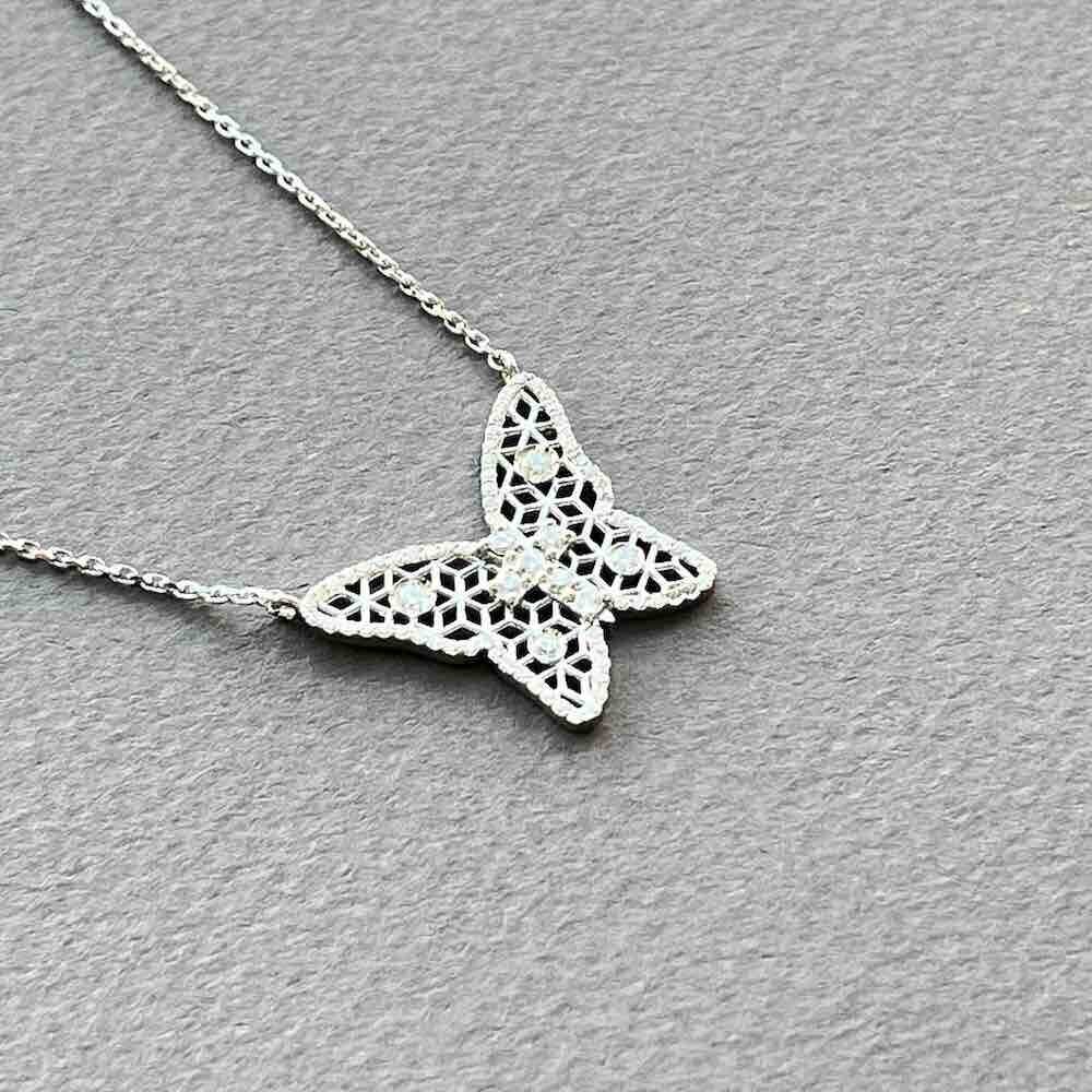 Купить Подвеска из белого золота "Бабочка" с бриллиантами на цепочке (51108)