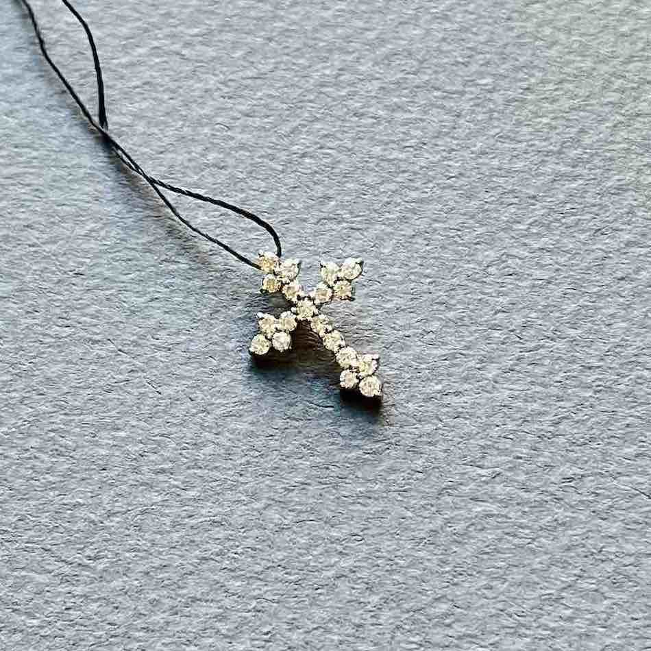 Купить Крест из белого золота "Спаси и Сохрани" с бриллиантами (41544)